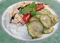Haehnchebrustfilet-mit-Gurken-Dill-Salat-auf-Reisflocken